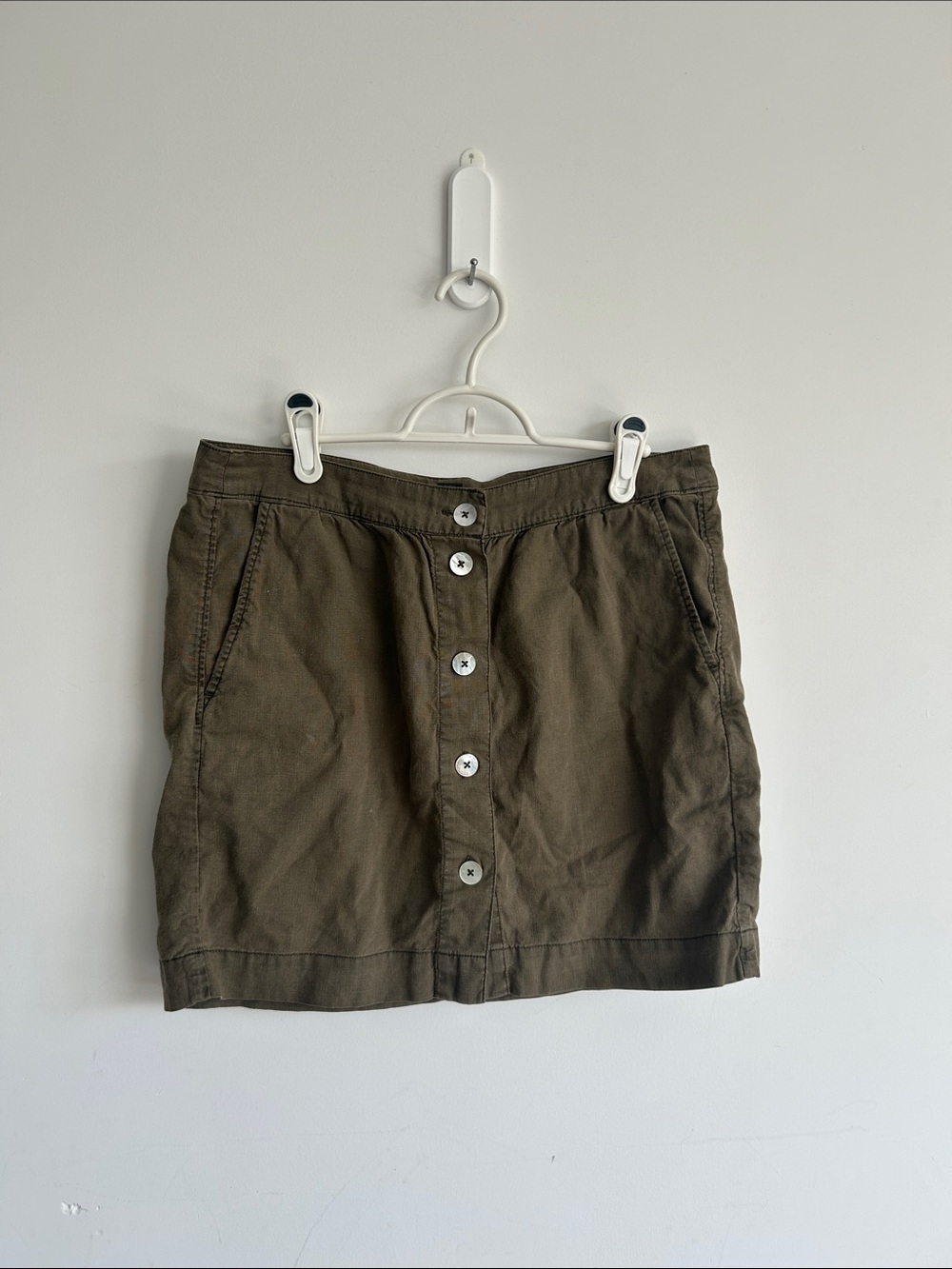 Classic Roots Canada Olive Skirt with Button-Front Detail and Pockets Size M